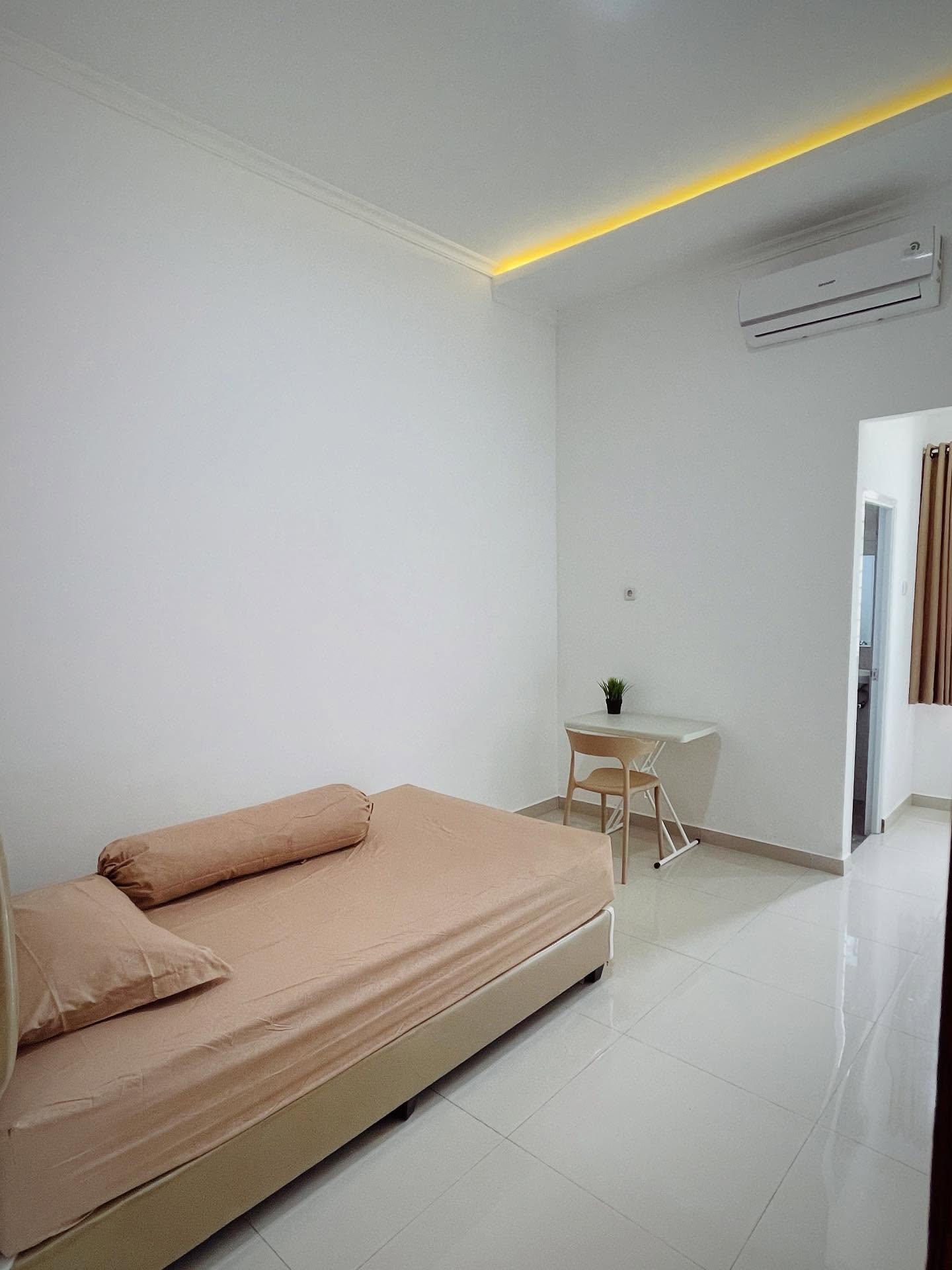 Kamar di Dekamang Home dengan pencahayaan nyaman
