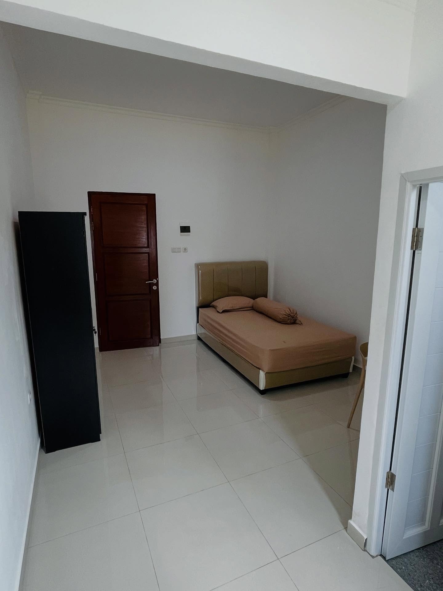 Kamar single nyaman dengan meja kerja