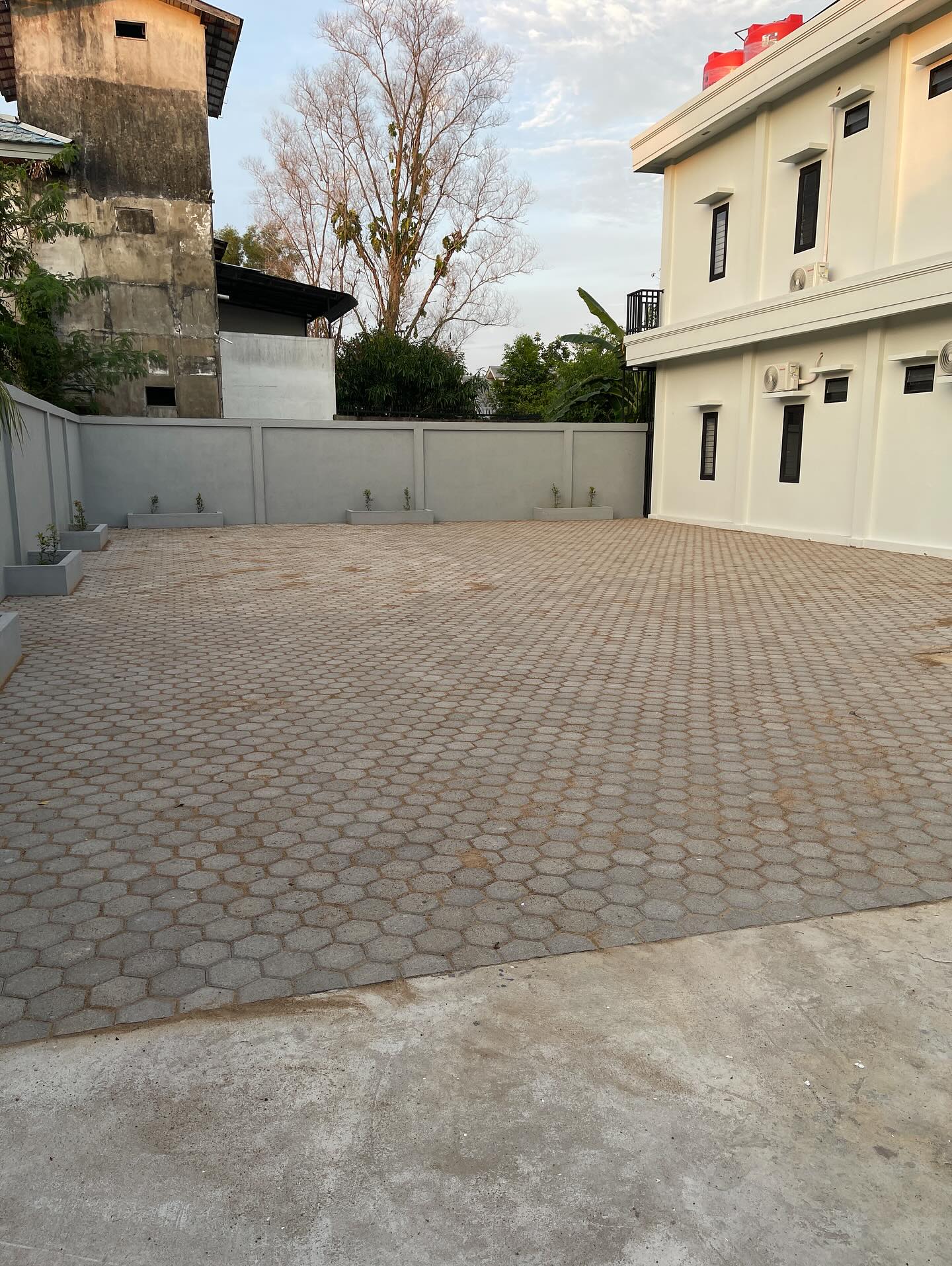 Area parkiran di depan Dekamang Home