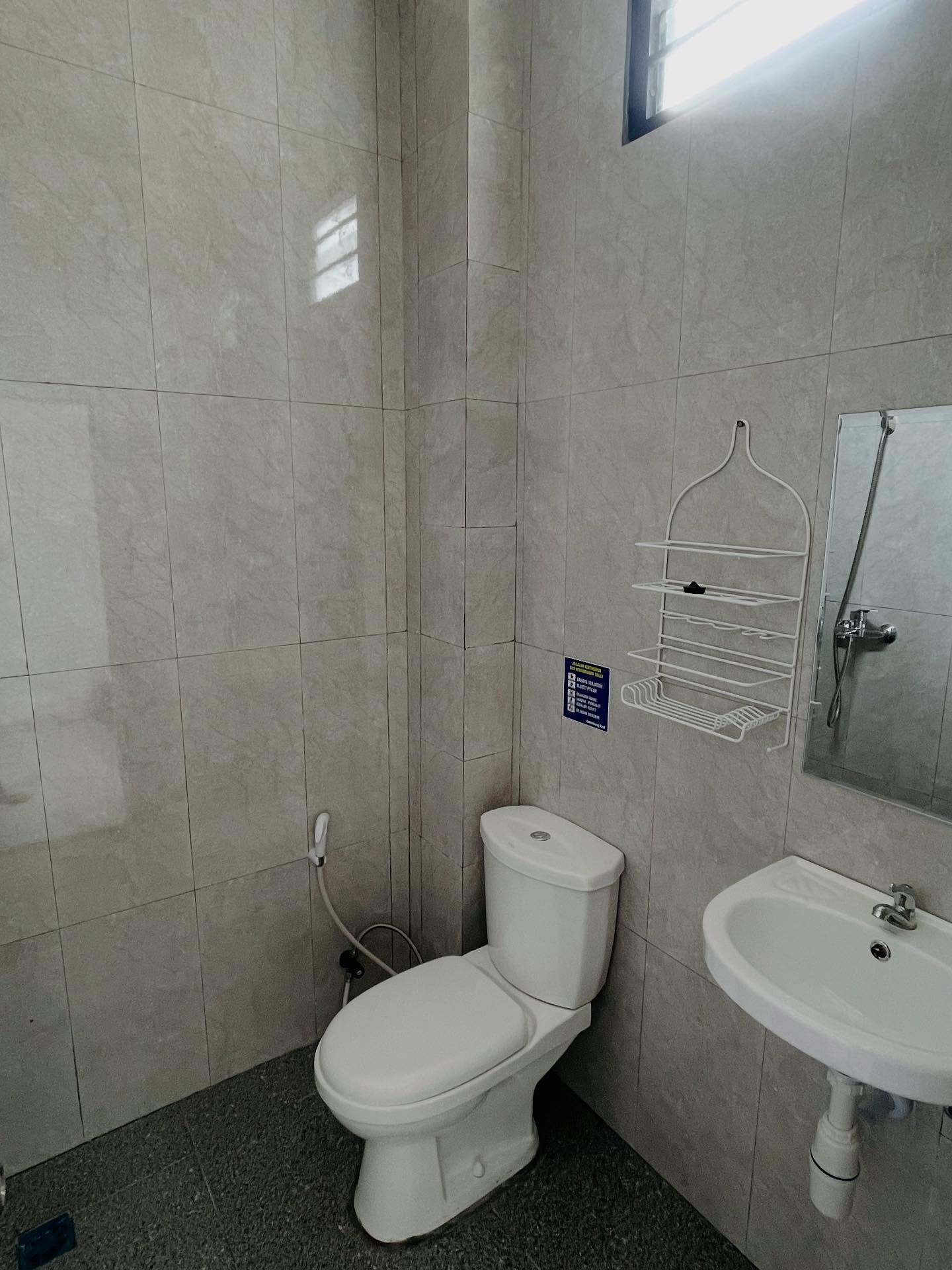 Kamar mandi dalam bersih dengan shower